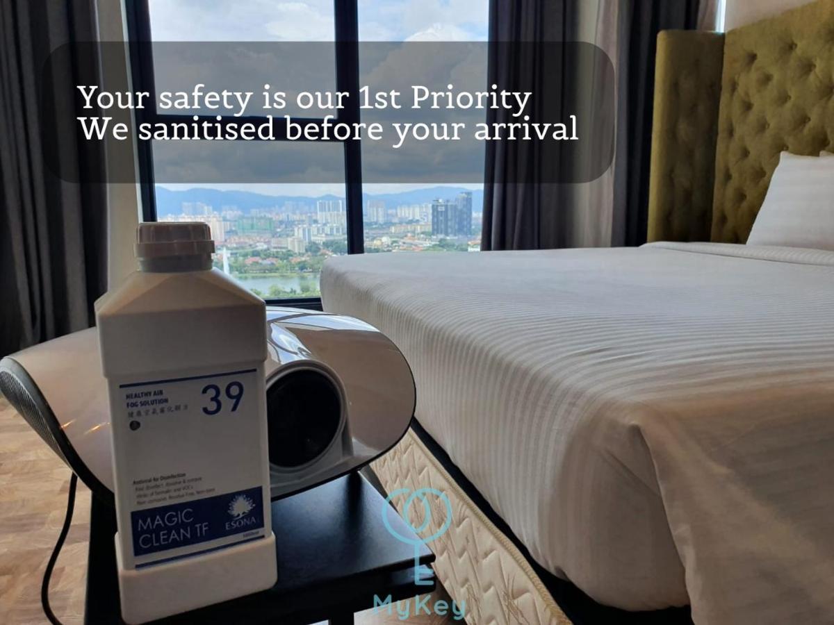 Expressionz Professional Suites By Mykey Kuala Lumpur Zewnętrze zdjęcie A hotel room in Malaysia with a bottle of hand sanitizer