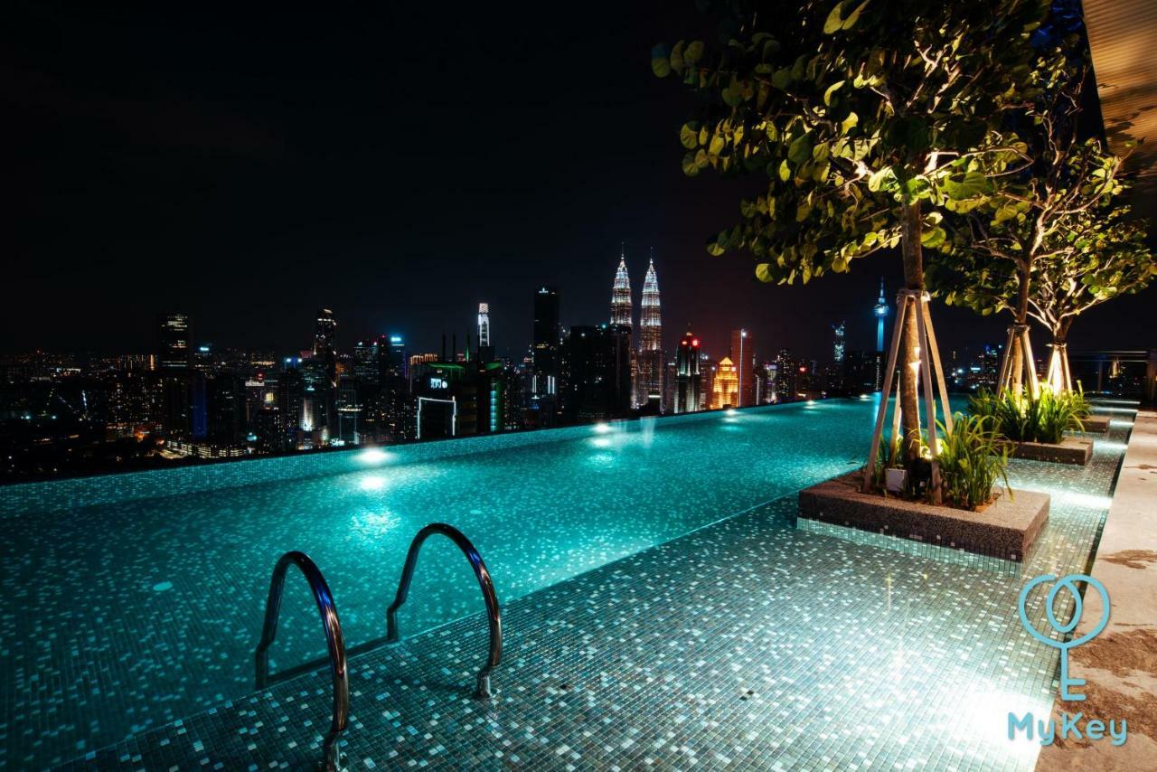 Expressionz Professional Suites By Mykey Kuala Lumpur Pokój zdjęcie Infinity pool at the top of the tower