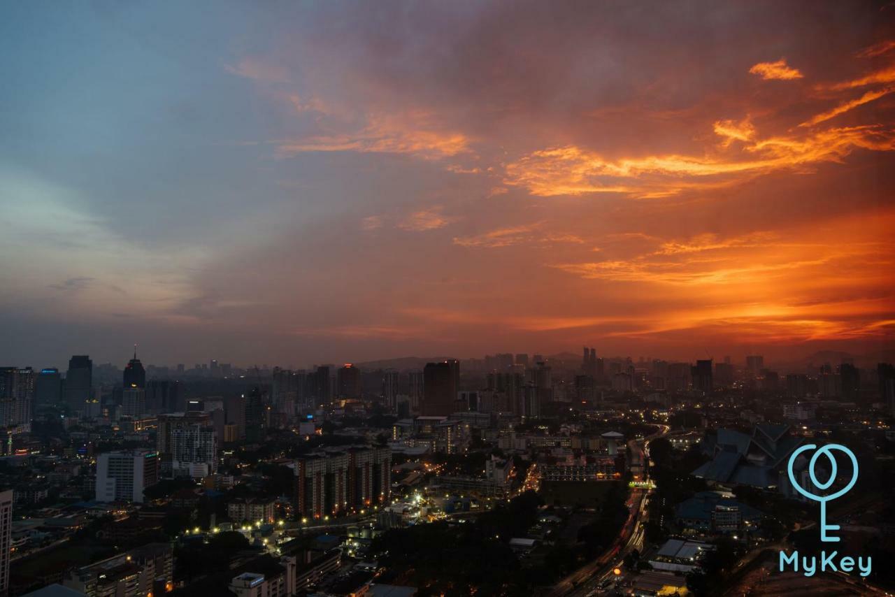 Expressionz Professional Suites By Mykey Kuala Lumpur Zewnętrze zdjęcie Sunset over Bangkok