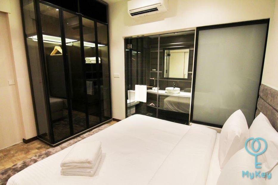 Expressionz Professional Suites By Mykey Kuala Lumpur Zewnętrze zdjęcie A bedroom with a bathroom